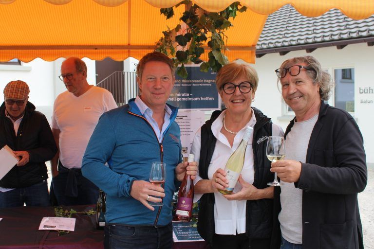 Weinseligkeit macht Lust auf mehr: Marie Luise Dietrich mit Ferdinand Sailer (Winzerverein Hagnau) und Bruno Ratz (r., Weingut Kress).
