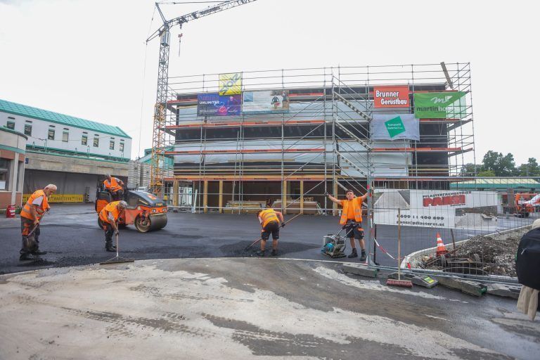 Im Eiltempo zum neuen Bahnhofsgebäude: "Ich bin vorsichtig optimistisch, dass wir es schaffen"