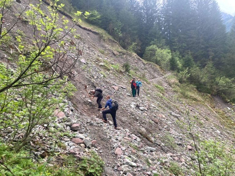 Wanderwege saniert: Der Bachweg in der Schluchtstrecke des Rellsbaches musste von den Bergrettern teilweise neu angelegt werden