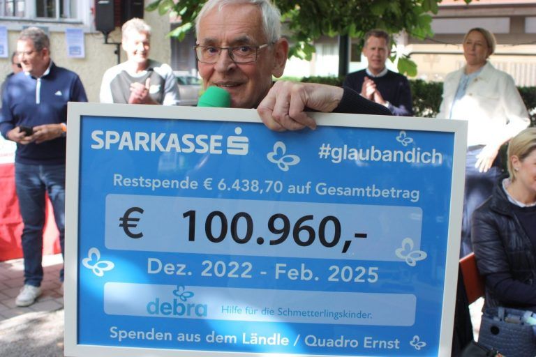 Vorarlbergs Spendenpapst geehrt: Großes Fest für gute Sache: Quadro Ernst mit dem Scheck an die Schmetterlingskinder.