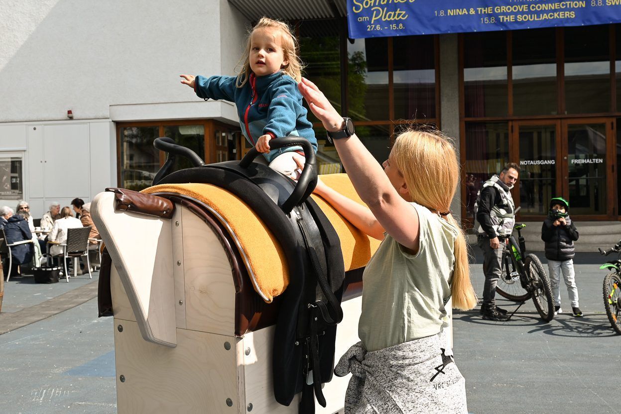 Ein Markt im Zeichen des Sports: Der Lustenauer Verein VRC St. Leonhard war mit ihrem E-Pferd am Markt vertreten und ließ kleine und große Besucher erste Voltigiererfahrungen sammeln.
