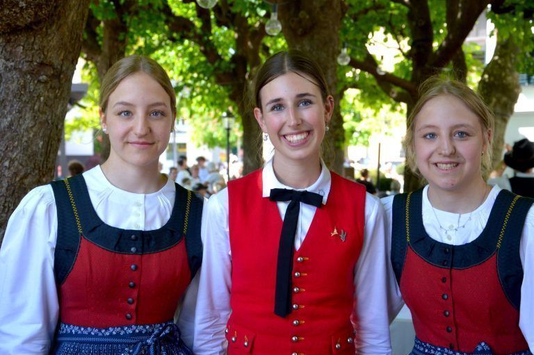 Festpremiere bei Kaiserwetter: Christina Galehr, Miriam Aßmann und Magdalena Galehr.