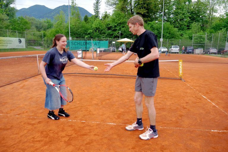 Modernes Flutlicht macht Freude: Einsteiger wurden mit der richtigen Technik des Tennisschlags vertraut gemacht.