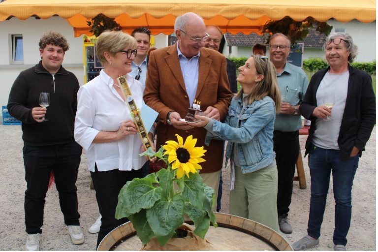 Weinseligkeit macht Lust auf mehr: Hoch her ging es im Vereinshaus-Park, wo für Josef Münzenrieder vom gleichnamigen Weingut zum 75er vielstimmig Happy Birthday gesungen wurde. Zur Weinprobe gab’s sogar eine Mini-Torte und Pralinen. Mit im Chor auch Jonas Keringer (l.) vom gleichnamigen Weingut.