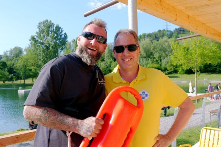 Saniertes Naturbad festlich eröffnet : Marcel und Veith freuten sich über die interessierten Besucher auf dem Eröffnungswochenende.
