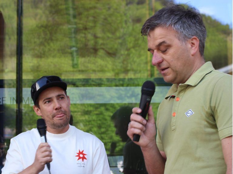 Tiefe Einblicke in die Rennläufer-Seelen: SV-Mellau-Obmann Thomas Übelher (rechts mit Moderator Andreas Broger) ist stolz auf seine erfolgreichen Ski-Asse und die in Mellau geleistete Arbeit. Es gebe wohl kaum einen anderen Verein, der gleichzeitig so viele Läufer in der Weltspitze habe.