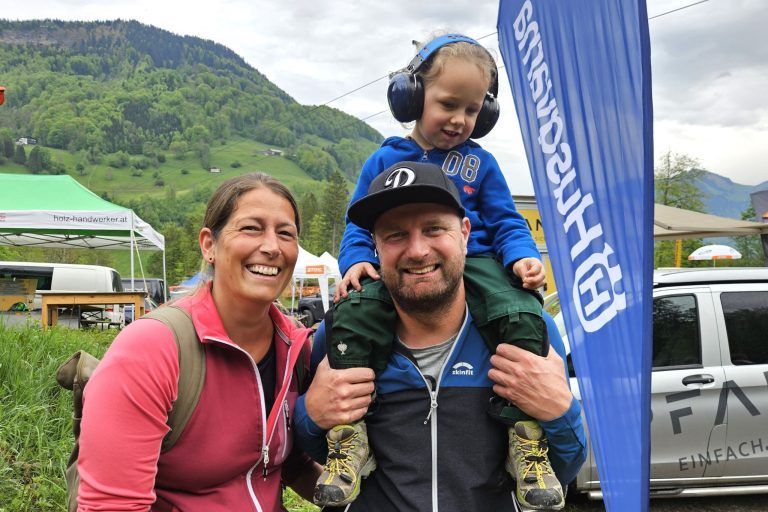 Forstinteressierte kamen voll auf ihre Rechnung: Marion, Daniel und Sohn Luca nutzten den Forsttag für einen Familienausflug.