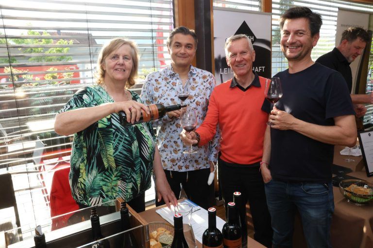 Wein und Kulinarik zum Jubiläum: Winzerin Anita Nittnaus, Manuel Hagen, Manfred Hietz und Oliber Hagen.