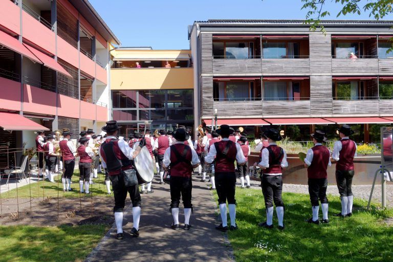Erster Mai mit zünftiger Blasmusik dabei: Flotter Auftritt der Musikkapelle vor dem Sozialzentrum.