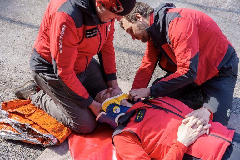 Medizinsches Personal der Bergrettung übte am Muttersberg: Die richtige Lagerung oder Imobilisierung der Halswirbelsäule ist gerade bei schweren Unfällen entscheidend.