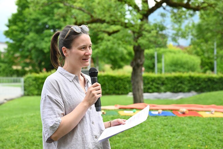 Theateraufführung im Kindergarten Engelbach begeistert Familien: Johanna Sperger freut sich gemeinsam mit den Eltern, das Familienfest zu feiern.