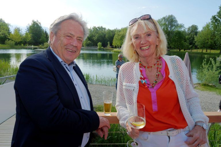 Saniertes Naturbad festlich eröffnet : Kurt Pichler und Ingeborg Furxer genossen die Sonne auf der Terrasse.
