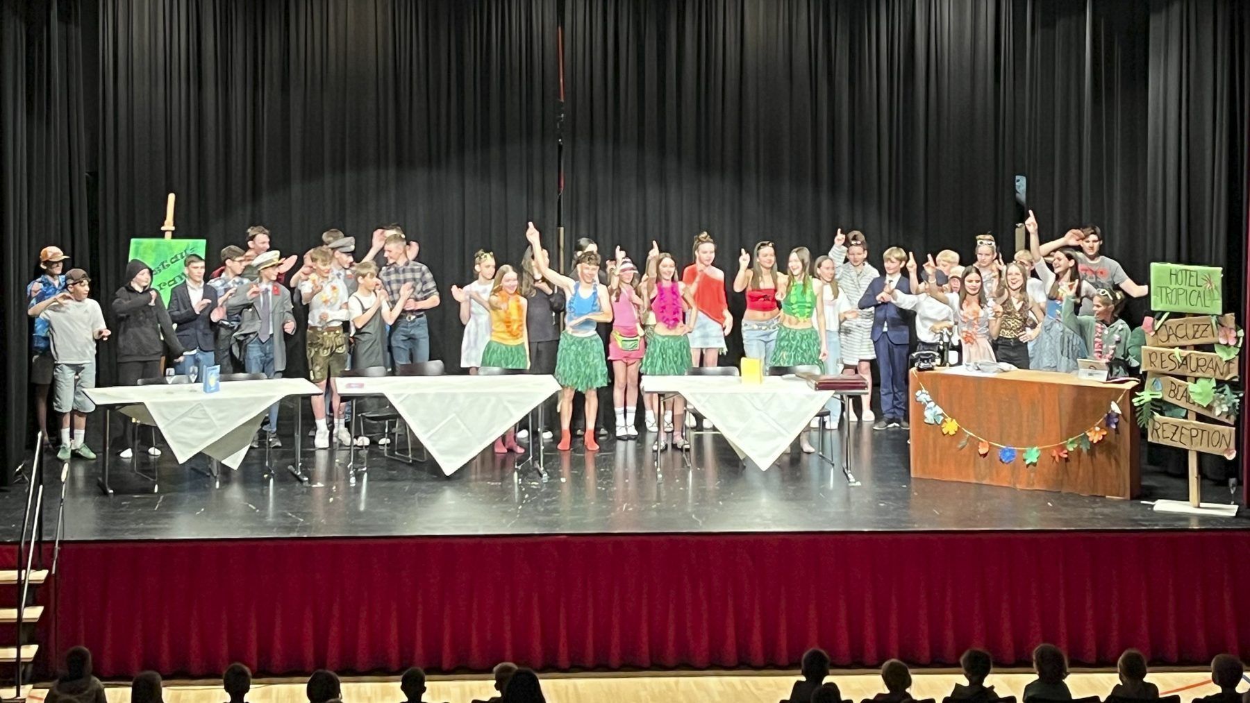 „Tropical Night“ Ein Abend voller Spaß und Talent: Über dreißig Mitwirkende begeisterten das Publikum