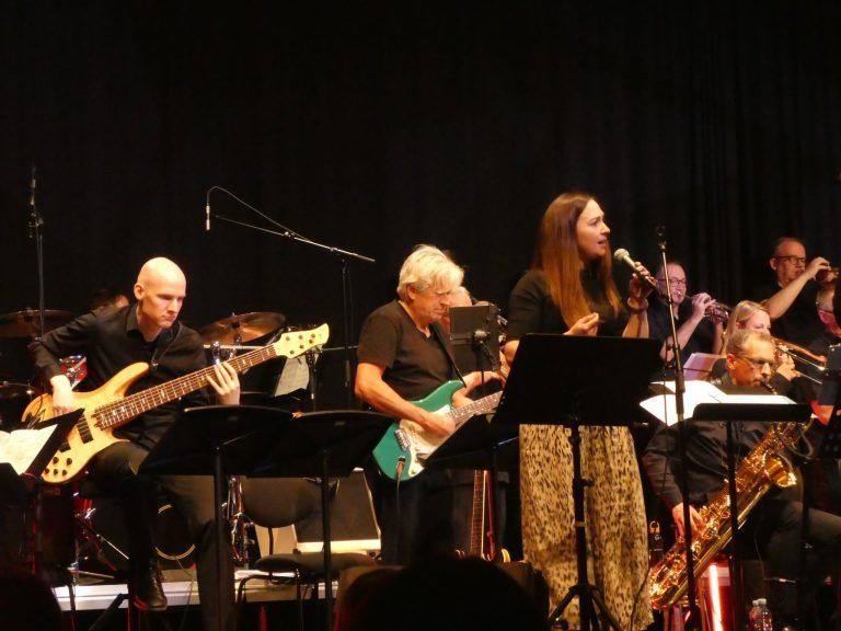 Musikerin Julia Zischg feierte mit der Swingwerk Big Band vergangene Woche Premiere im Lustenauer Reichshofsaal. (Siena und Elea Wagner)