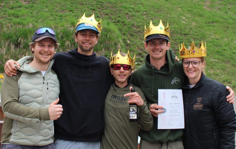 Berghaus – Begegnungszone statt kalte Betten: Die fetzigen Bibers vom Warther Hotel Biberkopf krönten sich zum Sieger. Vince Dewae, Kiki Hoevees, Matt Dewae und Tanja Joep besiegten im Finale das Team von Oberhauser & Schedler Bau aus Andelsbuch mit 21:16. Jakob Schwarzmann (l.) nahm die „Krönung“ vor.