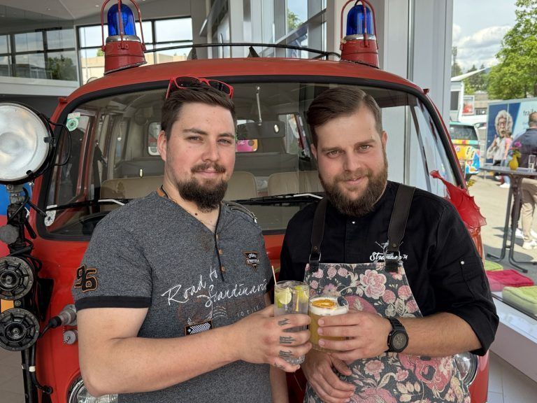 Mobilität und Leidenschaft: Porsche Mechaniker Nico Hafner und Claudiu Hartwig (Stranger 74 Cocktailbus).