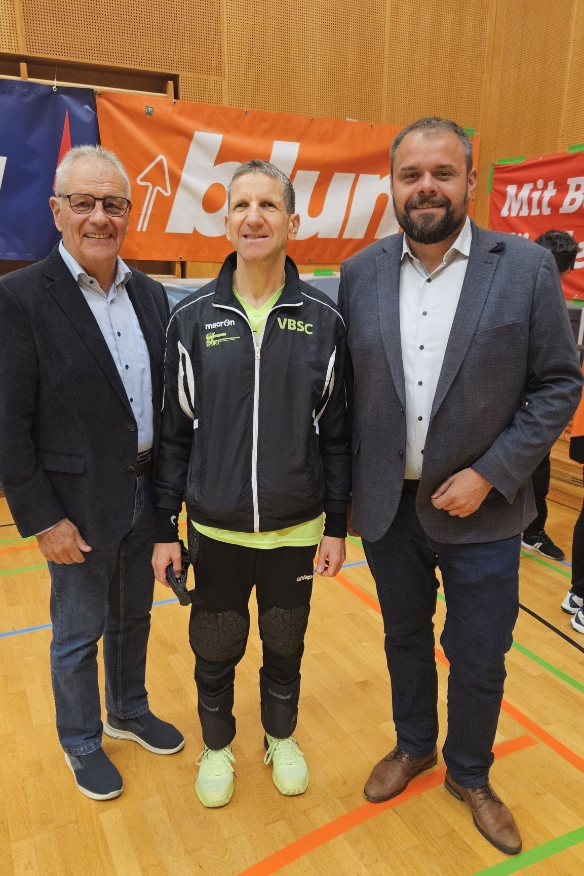 Volles Haus im Zeichen des Torballs: VBSV-Präsident Edgar Mayer, Charly Ritter und Bürgermeister Markus Fäßler freuten sich über das gelungene Turnier.