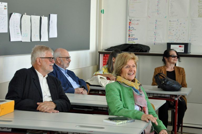 Nach 60 Jahren zurück am BG Dornbirn: Noch einmal die Schulbank drücken – die Senioren hatten ihren Spaß.