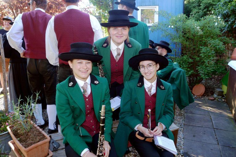 Erster Mai mit zünftiger Blasmusik dabei: Sara, Lina und Lena hatten viel Spaß beim Umzug.