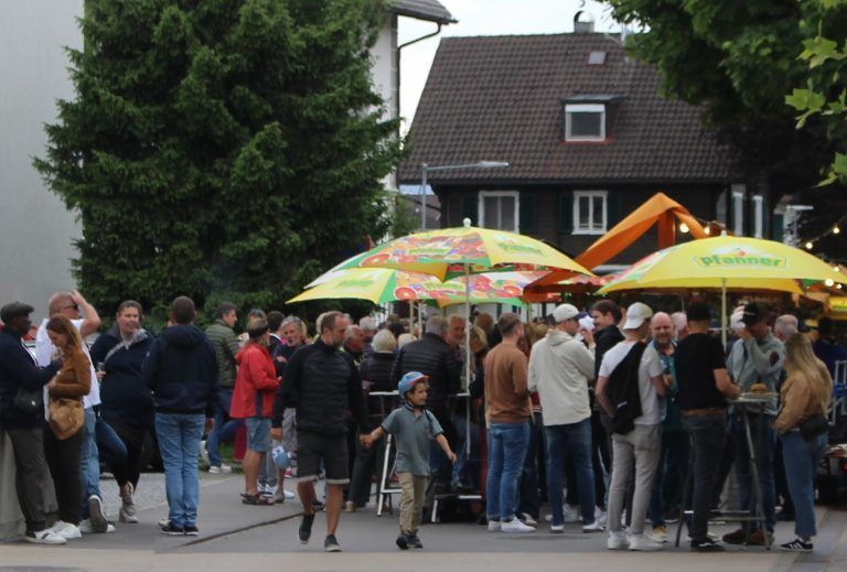 Weinseligkeit macht Lust auf mehr: Je später der Abend, desto enger wurde es in der „Winzergasse“.