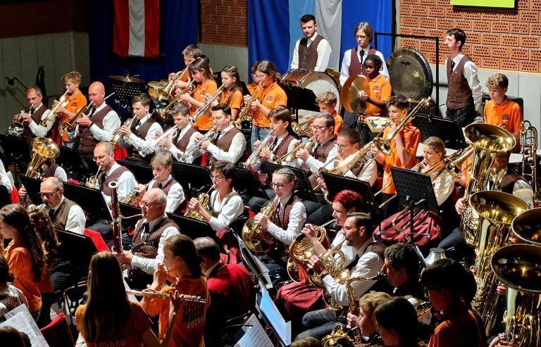 Auch die erfolgreiche „Jungmusik Lochau“ mit über 40 Jungmusikanten hatte beim Frühlingskonzert des Musikvereines Lochau im Kreis der arrivierten Musikanten mit dem Stück „Festivations“ ihren großen Auftritt. - Frühlingskonzert 2025 des MV Lochau – Fotogalerie - Frühlingskonzert 2025 des MV Lochau – Fotogalerie