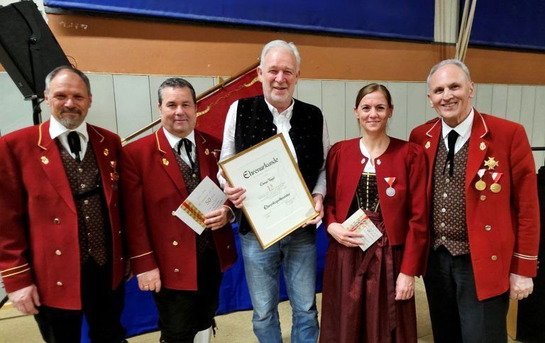 Die Ehrungen von Daniela Winkler und Achim Langegg für 25 Jahre bzw. 50 Jahre aktive Tätigkeit im Musikverein Lochau sowie die Ernennung des langjährigen Lochauer Kapellmeisters Elmar Vögel zum Ehrenkapellmeister standen im Mittelpunkt dieses bravourösen Konzertabends. - Frühlingskonzert 2025 des MV Lochau – Fotogalerie - Frühlingskonzert 2025 des MV Lochau – Fotogalerie