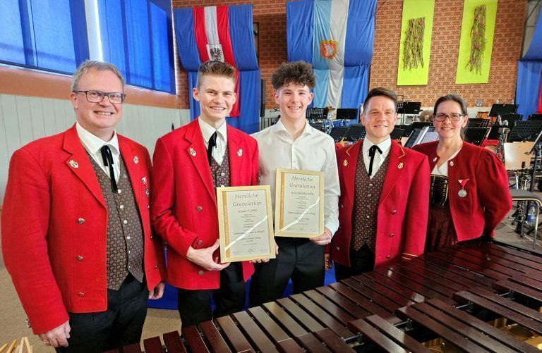 Besonders gratulieren durfte man den hervorragenden Schlagwerkern David Nussbaumer und Samuel Schmid zur bestandenen Prüfung für das Jungmusikerleistungsabzeichen in Gold, im Bild mit den Jugendbetreuern Michael und Michaela Schmid und Kapellmeister Rafael Ohmayer. - Frühlingskonzert 2025 des MV Lochau – Fotogalerie - Frühlingskonzert 2025 des MV Lochau – Fotogalerie