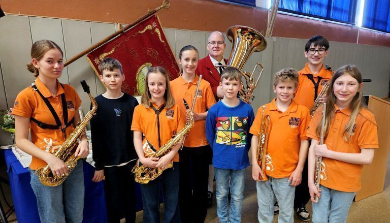 Fabian Güldenberg, Florian Güldenberg, Aurelia Klagian, Martin Mark, Simon Moosbrugger, Natalia Morik, Ida Müller, Conner Smith und Laura Strasser erhielten das Junior-Leistungsabzeichen des österreichischen Blasmusikverbandes. - Frühlingskonzert 2025 des MV Lochau – Fotogalerie - Frühlingskonzert 2025 des MV Lochau – Fotogalerie
