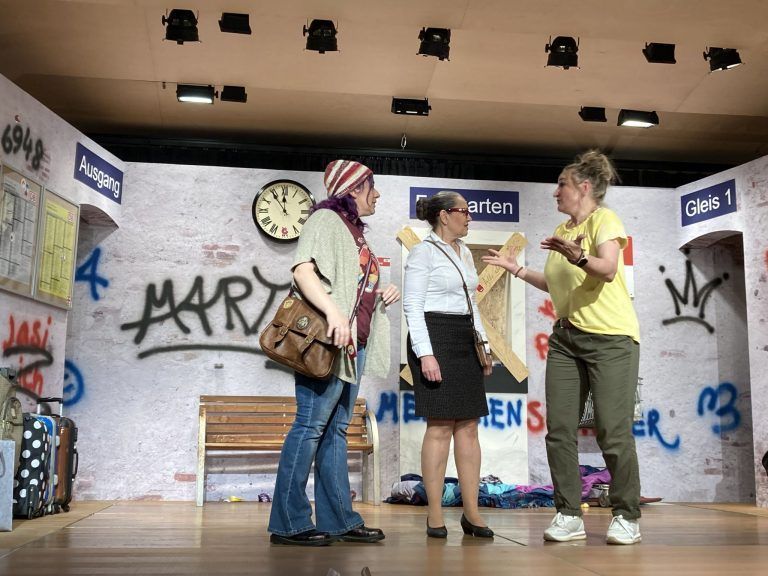 Barbara Steinhofer, Ingrid Hämmerle-Golz und Jasmin Gasser-Zäch in Aktion - Beste Theaterunterhaltung im Theresienheim - Beste Theaterunterhaltung im Theresienheim