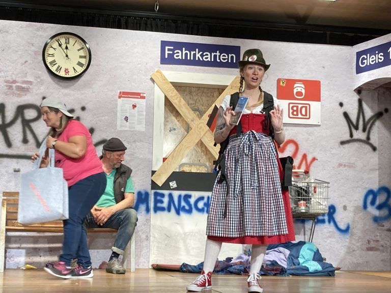 Touristin Stacy (im Dirndl) findet alles amazing! - Beste Theaterunterhaltung im Theresienheim - Beste Theaterunterhaltung im Theresienheim