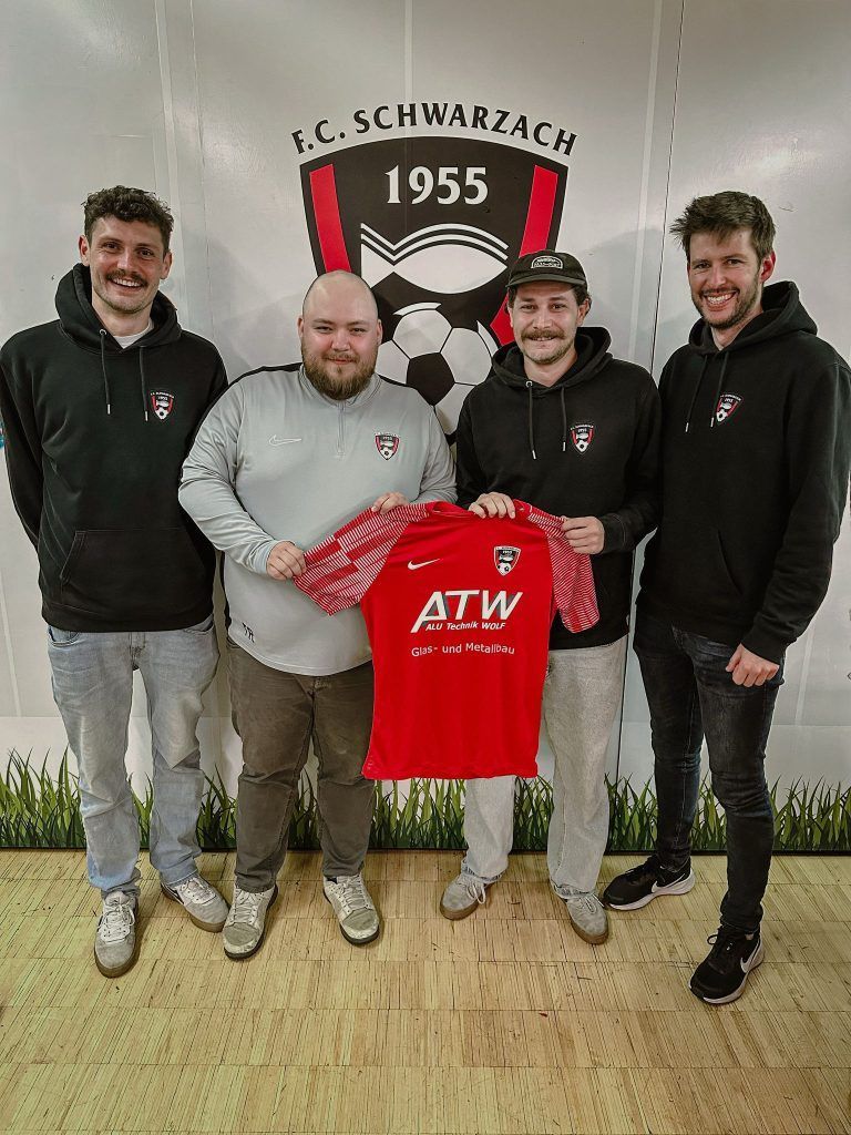 Felix Meusburger (2.v.l.) und Simon Gasser (2.v.r.) bilden das neue Trainergespann. - FC Schwarzach