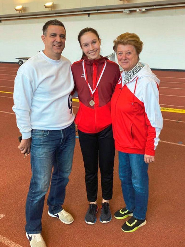 Die erfolgreiche Lochauer Leichtathletin Anna Lena Mager mit Christl Gerhalter und Landestrainer Sven Benning. - SV Lochau Leichtathletik: Erfolgreicher Start in die Freiluftsaison in Caorle - SV Lochau Leichtathletik: Erfolgreicher Start in die Freiluftsaison in Caorle