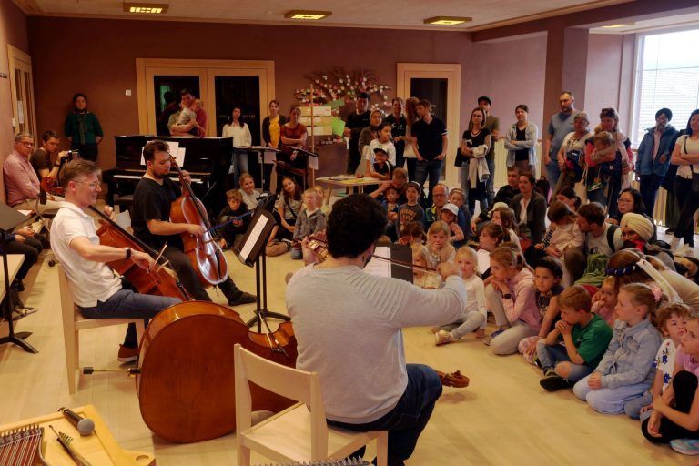 Instrumente von A bis Z gecheckt: Die Streichinstrumente zogen die Kinder mit dem "Fluch der Karibik" in den Bann.
