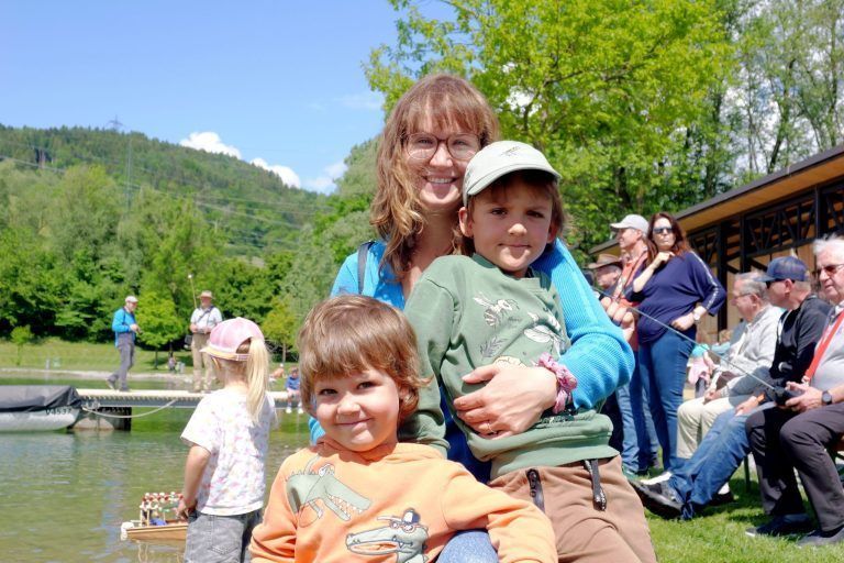 Mona, Oskar und Leonard feierten mit den vielen Festgästen.