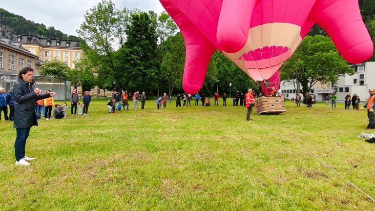 100 Kinder hoben im Ballon ab: Bürgermeister Manfred Rädler lobt die Aktion als Impuls für Umweltbewusstsein und Frieden.