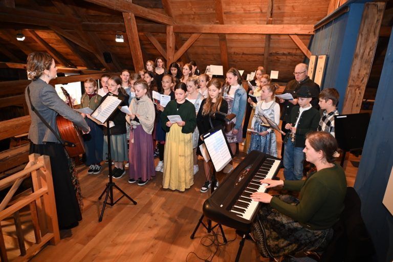 Lebendiger Ort des Lernens: Der Schulchor begeisterte besonders mit dem Mittelschullied.