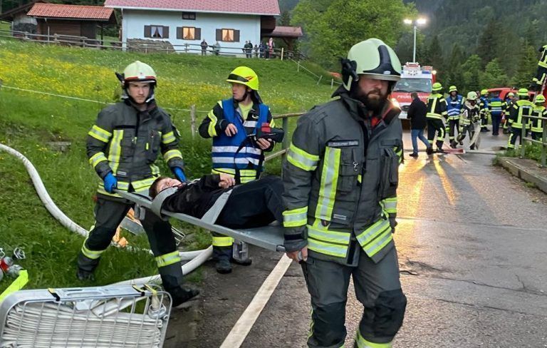 Für den Ernstfall bestens gerüstet: Gutes Zusammenspiel zwischen Feuerwehr und Rotem Kreuz nach der Bergung verletzter Personen.