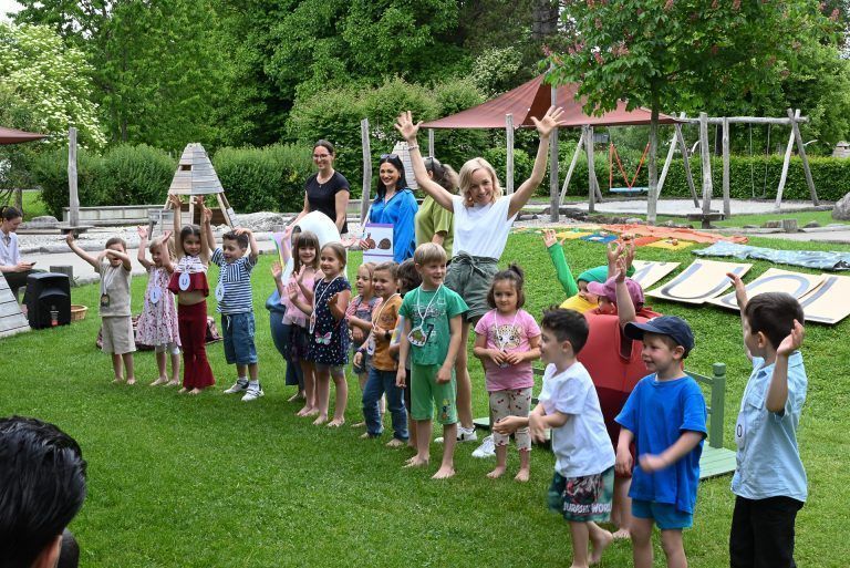 Theateraufführung im Kindergarten Engelbach begeistert Familien: Die Blaue Gruppe vom Kindergarten Engelbach führte beim Familienfest das Theater zum Buch "In Lustenau sagt man Äuoli" von Ingrid Hofer auf.