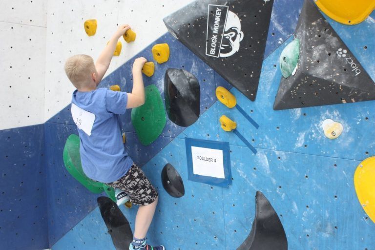 Klettern, Teamgeist und Ehrgeiz beim Volksschul-Bouldercup: Mit Bravour wurden die Hindernisse gemeistert.