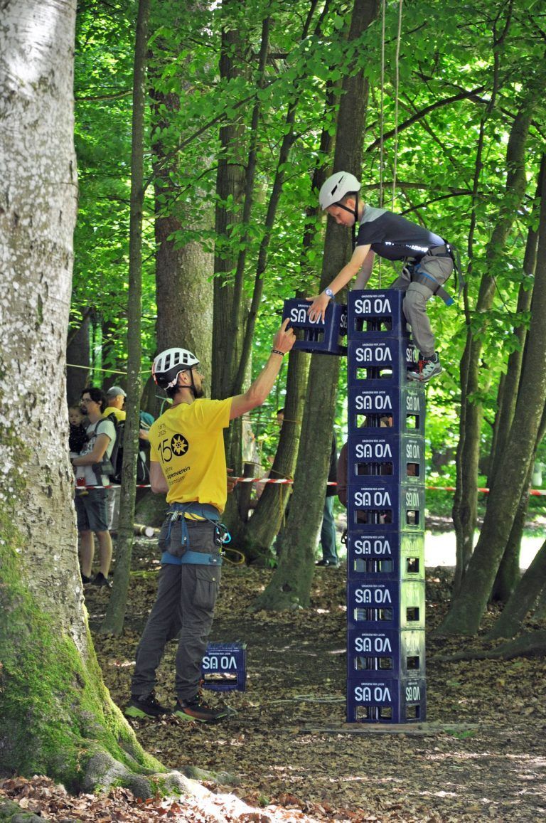 150 Jahre gemeinsam am Berg: Beim Kistenklettern wagten sich die Kinder hoch hinaus.