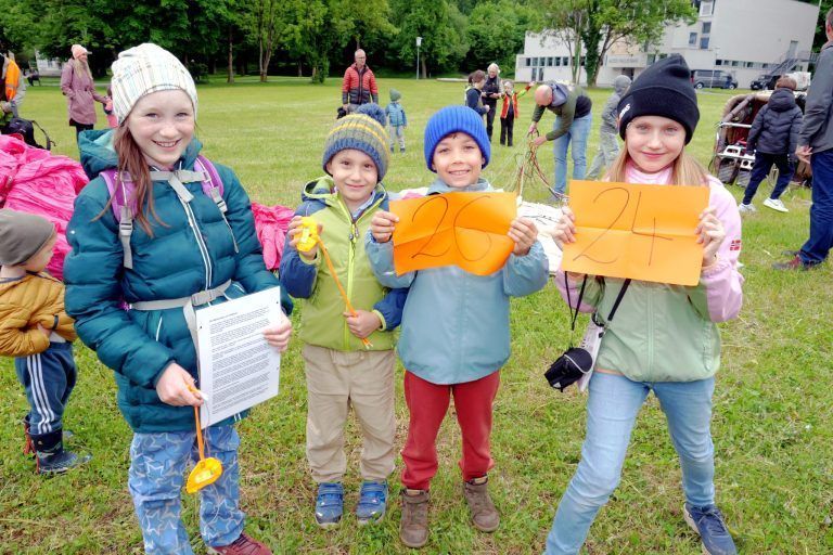100 Kinder hoben im Ballon ab: Nala, Leopold, Erik und Felipa mit Startnummer.