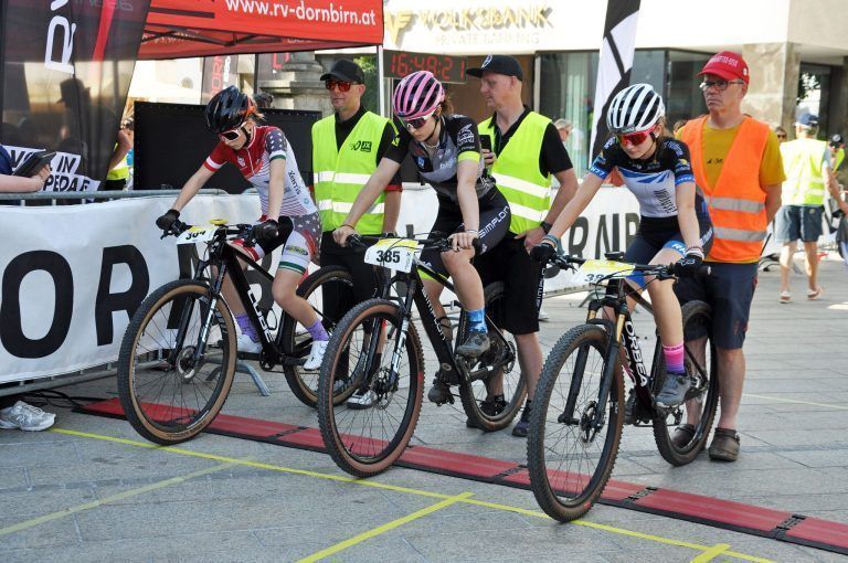 Marktplatz wurde zur Mountainbike-Strecke: Am Marktplatz wurden die Titel von U13 bis zu den Elite-Fahrern und -Fahrerinnen ausgefahren.