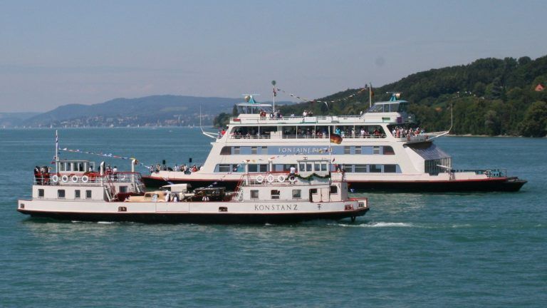 Fontainebleau – sag niemals nie . . .: Ein seltener Schnappschuss für die Geschäftsbücher: Als die „Mutter aller europäischen Binnenfähren“ – die Konstanz – 2011 nach 48-jähriger Pause als Fähr- und Fahrgastschiff auf den Bodensee zurückkehrte, gab ihr auch die Fontainebleau „Geleitschutz“.