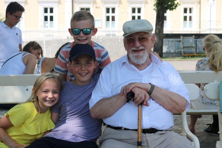 Nachruf auf Herbert Martin Holzer: Ein Erz-Lustenauer mit weitem Horizont : Seinen Enkeln zuliebe lernte Heri in hohem Alter noch die Verwendung von Facetime.