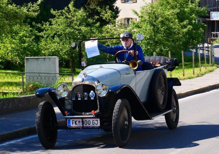 Oldtimerfans starten in die Saison: Raritäten fuhren durch Muntlix.