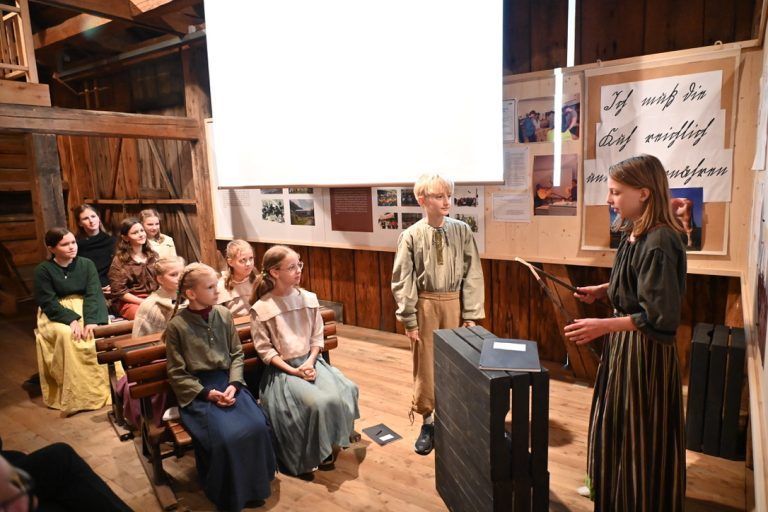 Lebendiger Ort des Lernens: Die Schulspielgruppe führte das amüsante Stück Schule früher - Schule in der Zukunft auf.