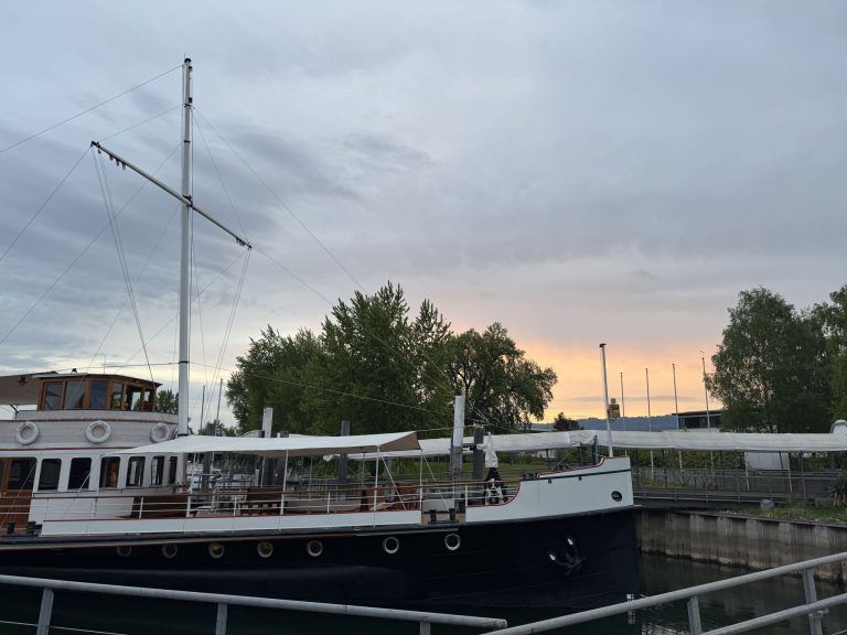 Noble Damen am See : Die OESTERREICH im Heimathafen Hard vor dem Auslaufen