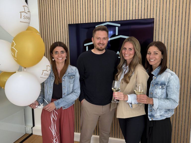 Geschäftsleiter Martin Sinz mit Lisbeth Gschwendtner, Tatajana Rundstuck und Lina Füssinger von Sima -Team bei der feierlichen Eröffnung.