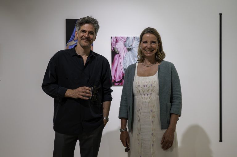 Kunst und Mode vereint: Künstler Dargo Prérsic und Vizebürgermeisterin Gerda Sutterlüty-Schnetzter