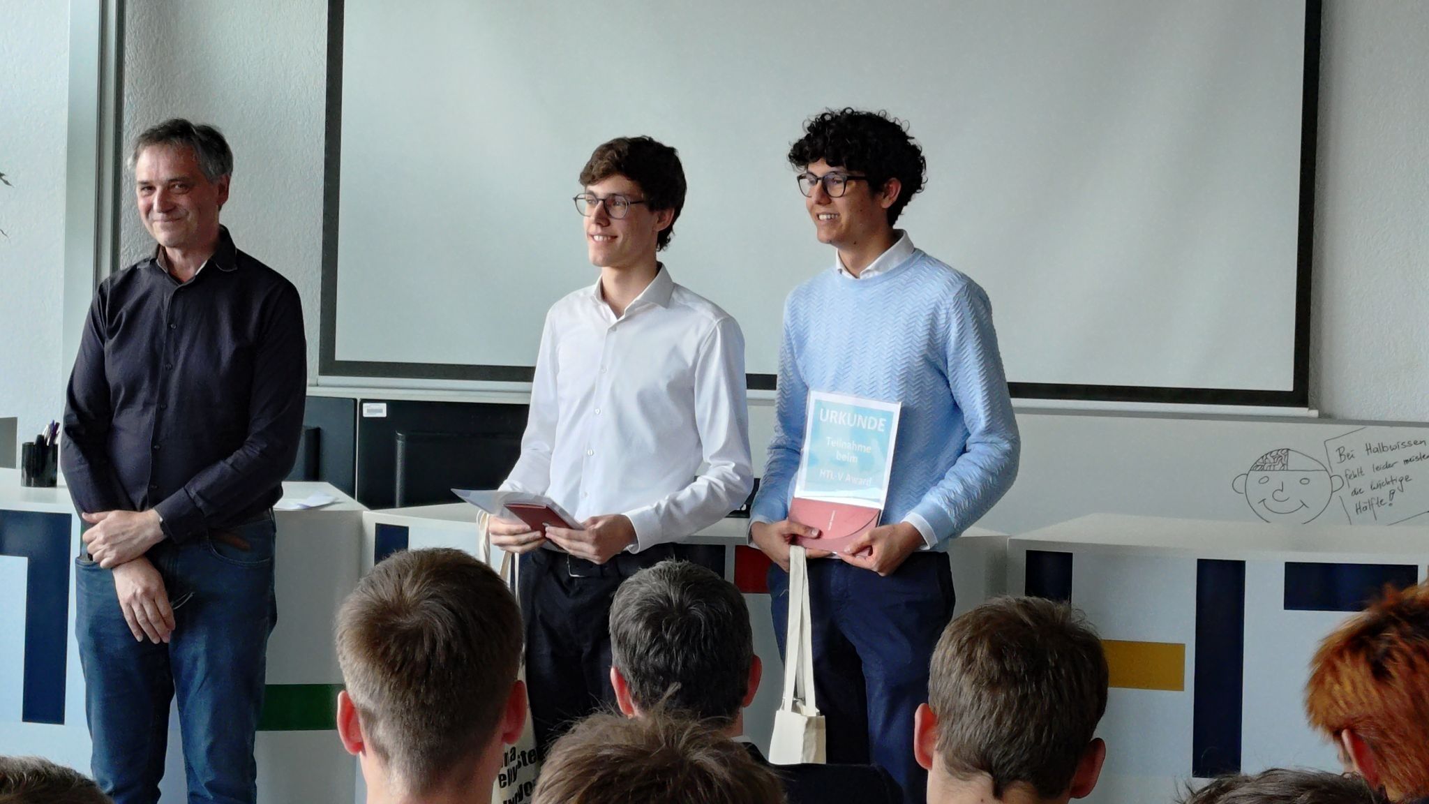 Erfolgreich bei Technik-Awards: Elija Niklaser und Elias Rabanser (5aWP, Ausbildungszweig Produktmanagement und FutureTecs) freuten sich über ihre Auszeichnung.